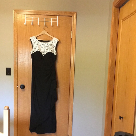 Maxi gown. Black and lace beautiful dress. - Picture 3 of 6